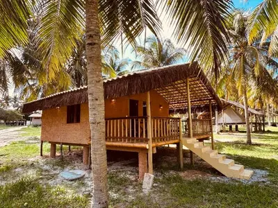 O edifício onde o parque de campismo está situado