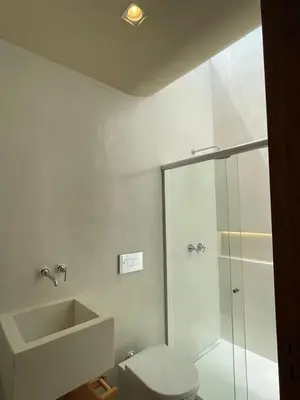 Uma casa de banho em Casa nova em condomínio com acesso à praia