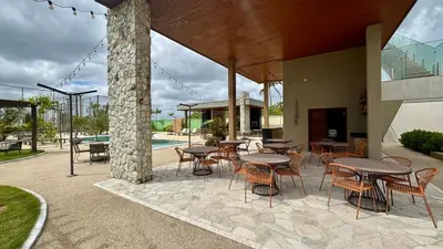 Um restaurante ou outro lugar para comer em Casa nova em condomínio com acesso à praia