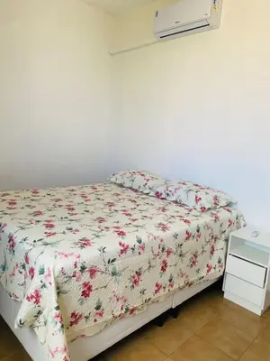 Uma cama ou camas num quarto em Apartamento completo para familia com dois quartos 304