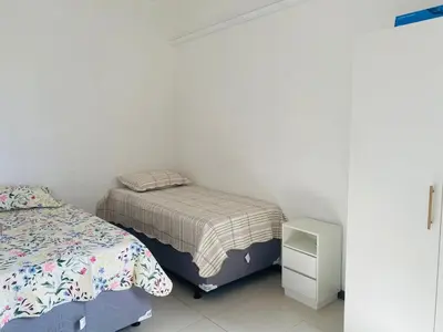 Uma cama ou camas num quarto em Apartamento completo para familia com dois quartos 304