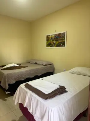 Uma cama ou camas num quarto em Pousada Santa terezinha