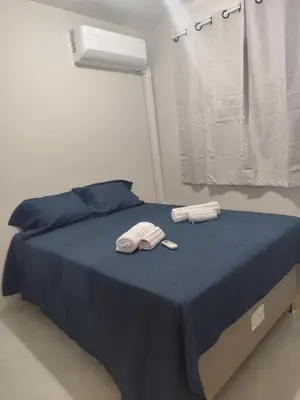 Uma cama ou camas num quarto em Ap novo na praia do futuro