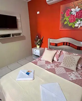 Uma televisão e/ou sistema de entretenimento em Pousada Novo Amanhecer