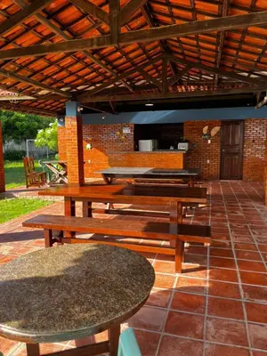 Um restaurante ou outro lugar para comer em Pousada Brisa do Oceano Cumbuco - Quartos privativos e acomodações compartilhadas