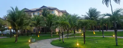 Um jardim no exterior de Vg Sun Cumbuco Beach House