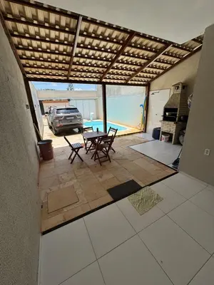 Uma área de estar em Casa com piscina privativa em paracuru