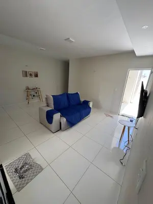 Uma televisão e/ou sistema de entretenimento em Casa com piscina privativa em paracuru