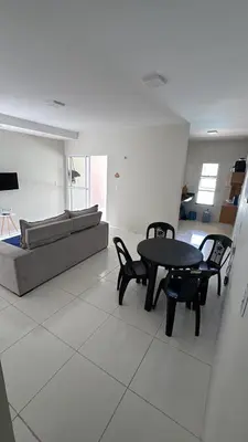 Uma área de estar em Casa com piscina privativa em paracuru