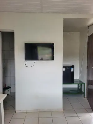 Uma televisão e/ou sistema de entretenimento em Sítio Guanabara