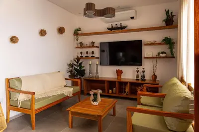 Uma televisão e/ou sistema de entretenimento em Unforgettable Sunsets 4BR Retreat with Pool in Prea