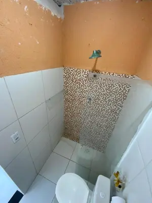 Uma casa de banho em Lindo, simples, aconchegante e pé na areia