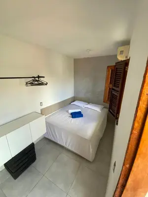 Uma cama ou camas num quarto em Lindo, simples, aconchegante e pé na areia