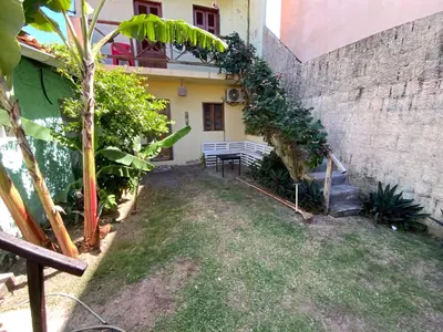 Um jardim no exterior de Lindo, simples, aconchegante e pé na areia
