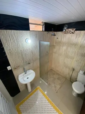 Uma casa de banho em Lindo, simples, aconchegante e pé na areia