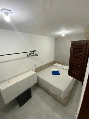 Uma cama ou camas num quarto em Lindo, simples, aconchegante e pé na areia