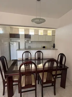 A cozinha ou kitchenette de APT ventilado, 2 quartos, pertinho da praia
