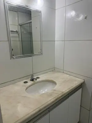 Uma casa de banho em APT ventilado, 2 quartos, pertinho da praia