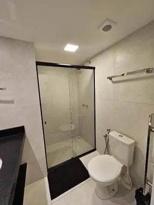 Uma casa de banho em GoEcoParadise AP102 Flat Praia com piscina na beira do mar