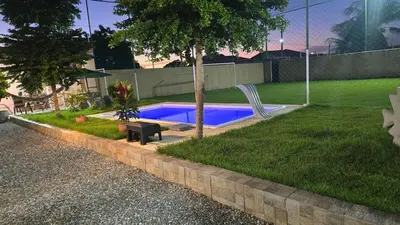 A piscina em ou perto de Casa de praia com campo de futebol e piscina
