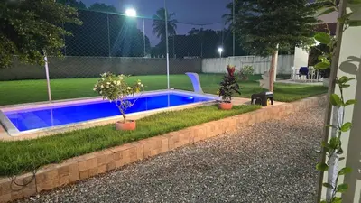 A piscina em ou perto de Casa de praia com campo de futebol e piscina