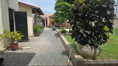 Um jardim no exterior de Casa de praia com campo de futebol e piscina