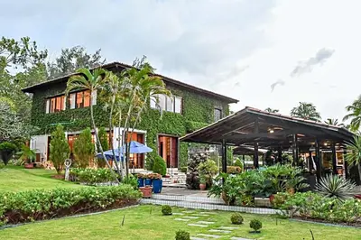 Um jardim no exterior de Casa de Campo a 11 km de Flecheiras