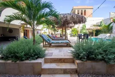 Um jardim no exterior de Casa Ananda Hotel Boutique
