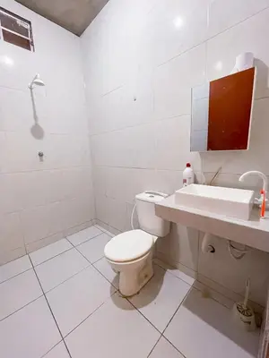 Uma casa de banho em casa amarela trairi flecheiras