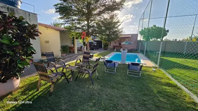 A piscina em ou perto de Casa de praia com campo de futebol e piscina