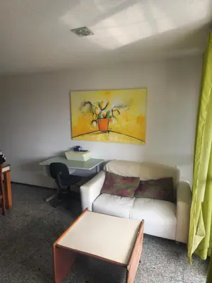 Uma área de estar em Flat vista para o mar