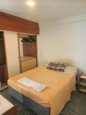 Uma cama ou camas num quarto em Flat vista para o mar
