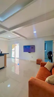 Uma televisão e/ou sistema de entretenimento em CASA MARIANNA - Paracuru perto de tudo 3qts piscina