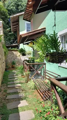 Um jardim no exterior de Pousada Monte das Candeias