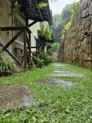 Um jardim no exterior de Pousada Monte das Candeias