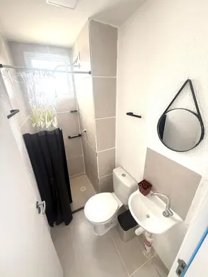Uma casa de banho em Apartment 100 meters from the beach Crocobeach