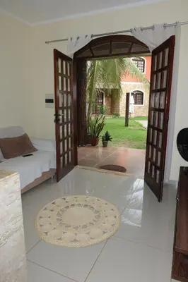 Um jardim no exterior de Chalé em Condomínio com