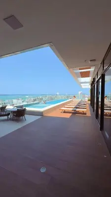 Uma vista do mar geral ou uma vista do mar a partir do apartamento