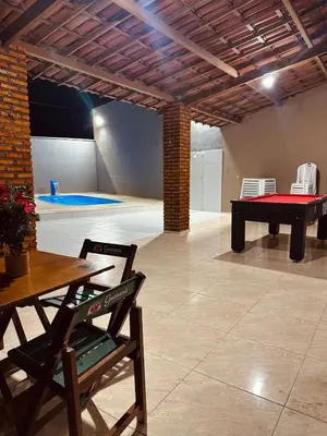 Uma televisão e/ou sistema de entretenimento em Espaço J&E