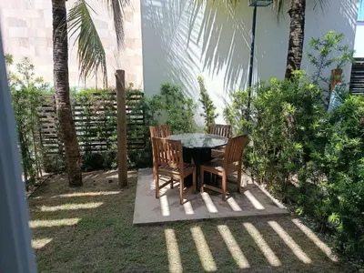 Um jardim no exterior de Regis