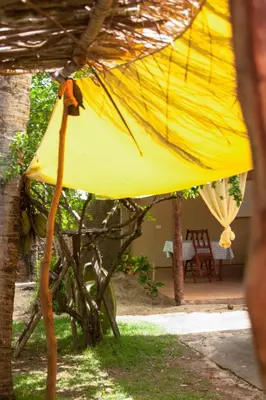 Um jardim no exterior de B&B Pedra do Meio
