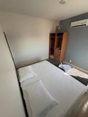 Uma cama ou camas num quarto em Residencial Poeira no Mar apto