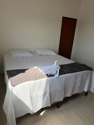 Uma cama ou camas num quarto em Residencial Poeira no Mar apto