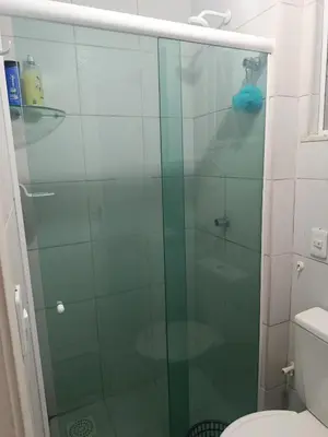 Uma casa de banho em Rogerio AP Compartilhado