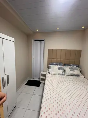 Uma cama ou camas num quarto em Kit net da flor