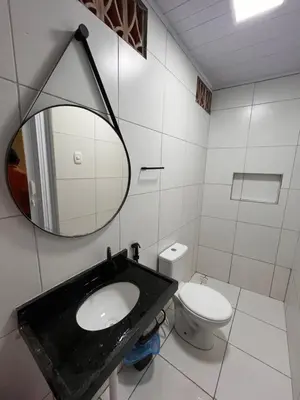 Uma casa de banho em Kit net da flor