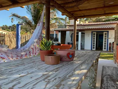 Um jardim no exterior de Casas do Ton na Praia da Redonda 01