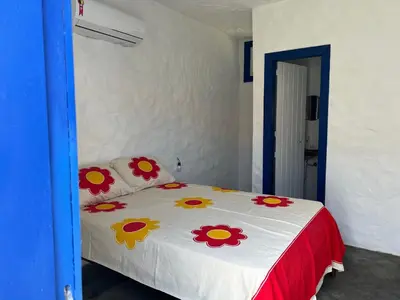 Uma cama ou camas num quarto em Casas do Ton na Praia da Redonda 01