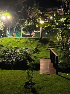 Um jardim no exterior de Casas do Ton Guaramiranga, no Cond Mont Flor Condominium
