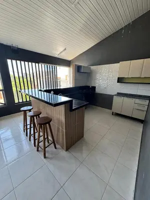 A cozinha ou kitchenette de Lindo sobrado com piscina perto do mar